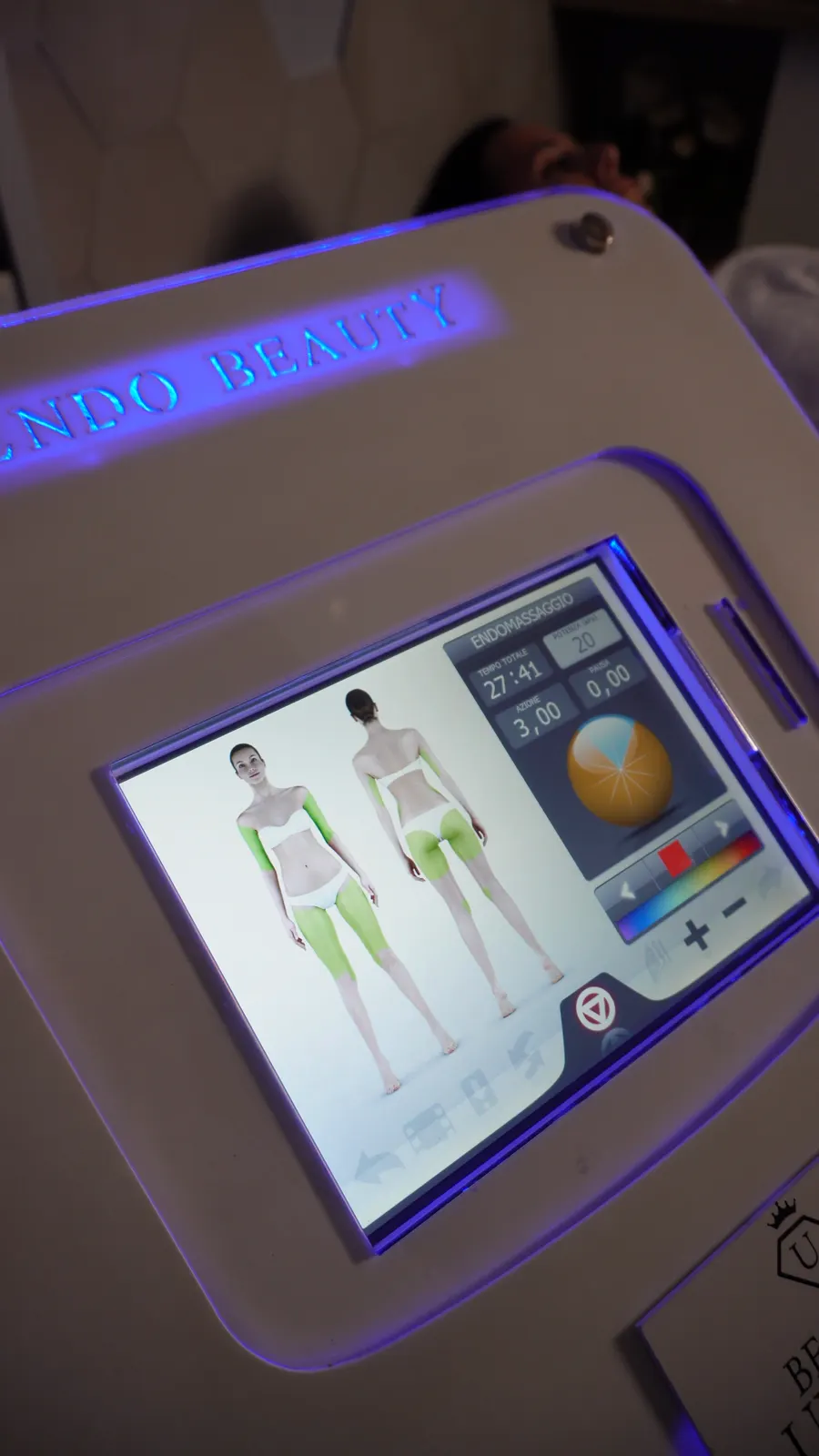 Schermo del macchinario con le zone del corpo da trattare